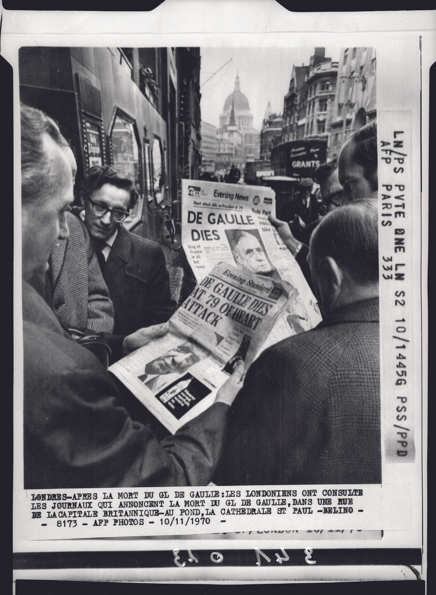 AFP AFP

伦敦人读报纸

1970年11月10日的声明中宣布了马歇尔将军的去世。

前一天，戴高乐（Charles de Gaulle）。

复制在银色&hellip;