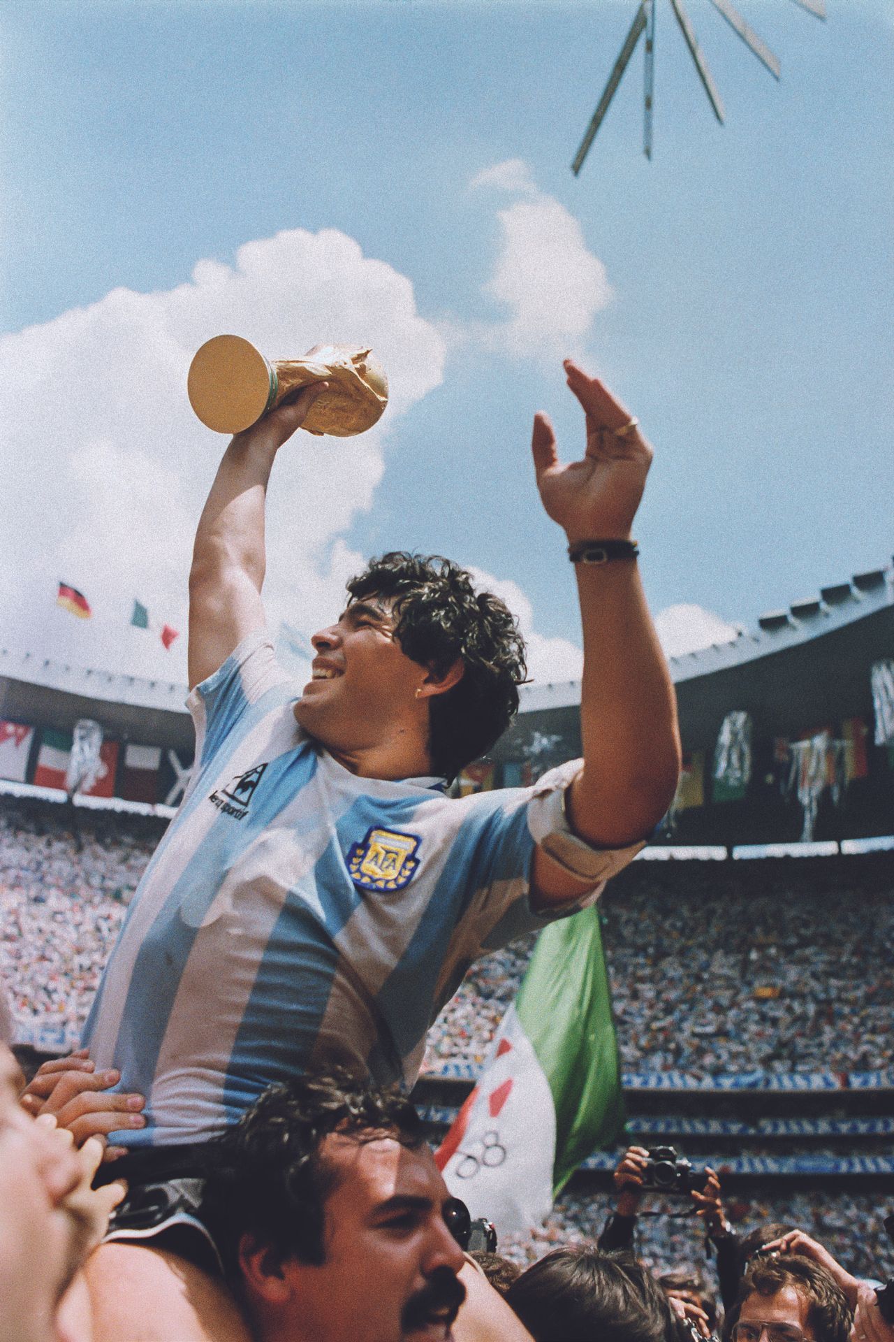AFP AFP

1986年6月29日，在墨西哥城的阿兹台克体育场，阿根廷在决赛中战胜西德后，迭戈-马拉多纳举起了世界杯的奖杯。

1986年6月29日，墨西哥&hellip;
