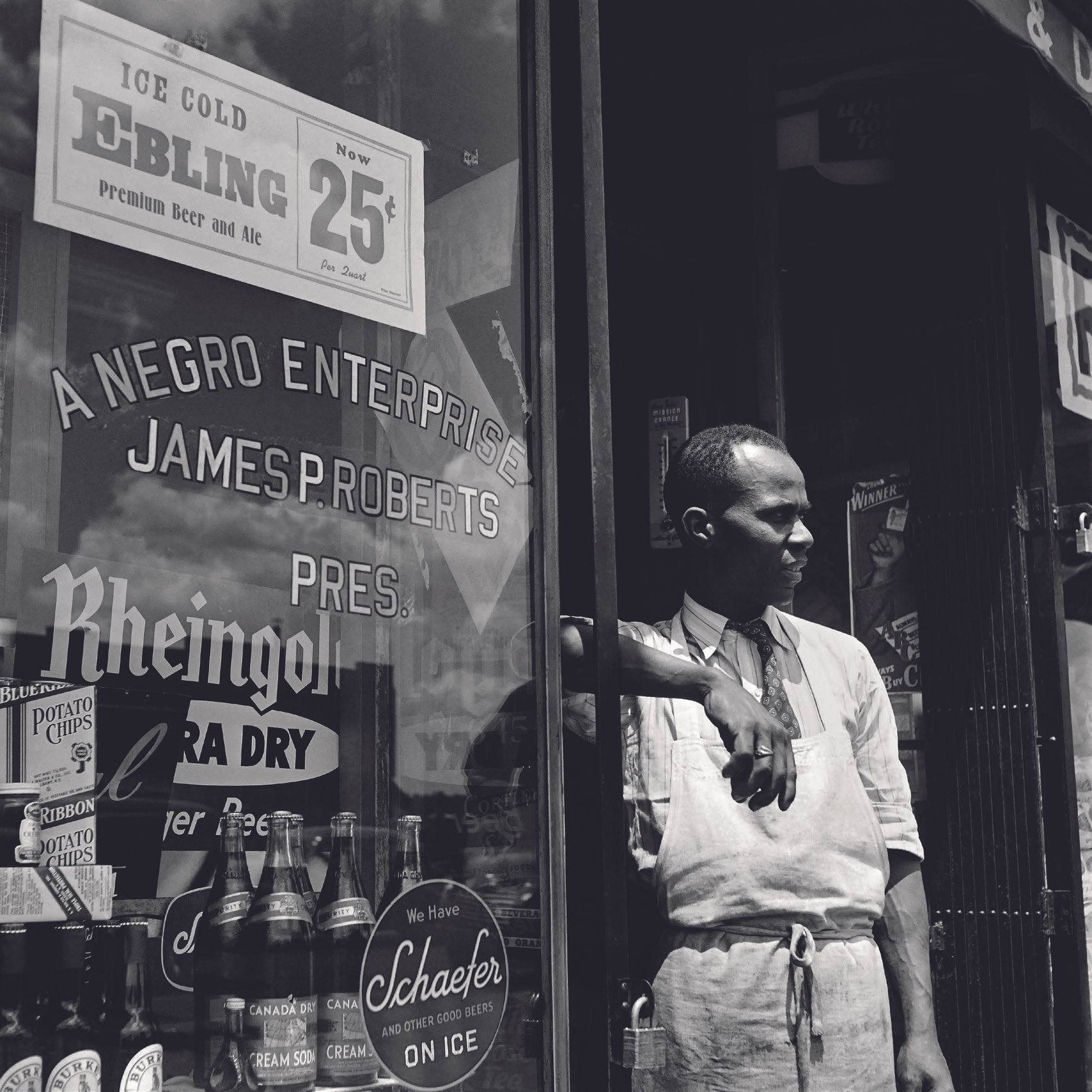 AFP - Eric SCHWAB 法新社--埃里克-施瓦布

1946年，一位非裔美国人推销员站在他在哈林区的酒类商店前。

在哈林区，1946年。

照片印&hellip;