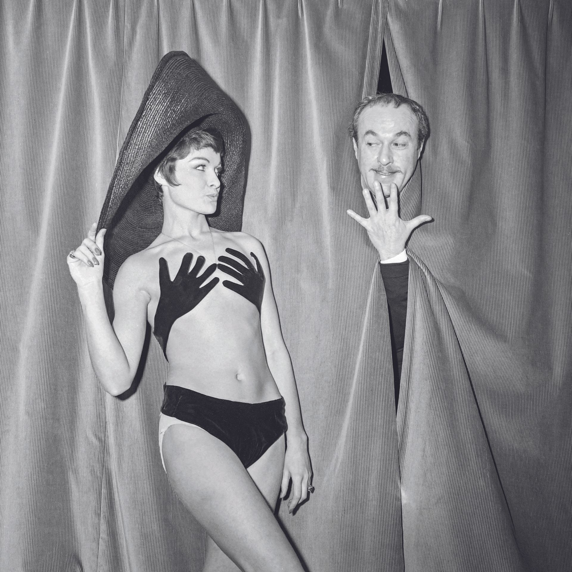 AFP AFP

法国时装设计师Jacques Esterel推出

他所穿的 "举手之劳 "的游泳衣。

模型Bibelot，1965年1月13日在巴黎。

&hellip;