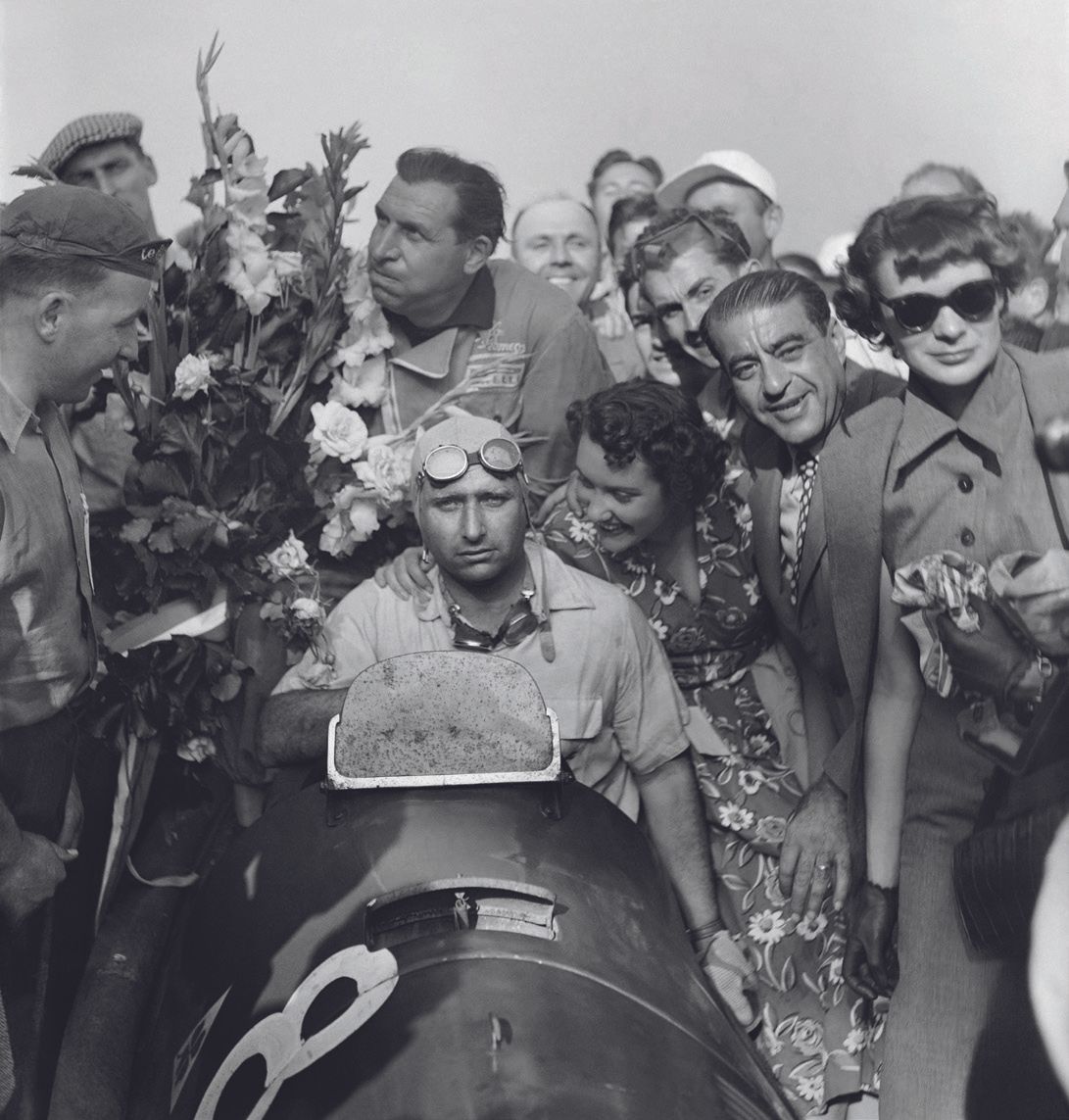 AFP AFP

Der argentinische Fahrer Juan Manuel Fangio gewinnt den Großen Preis vo&hellip;