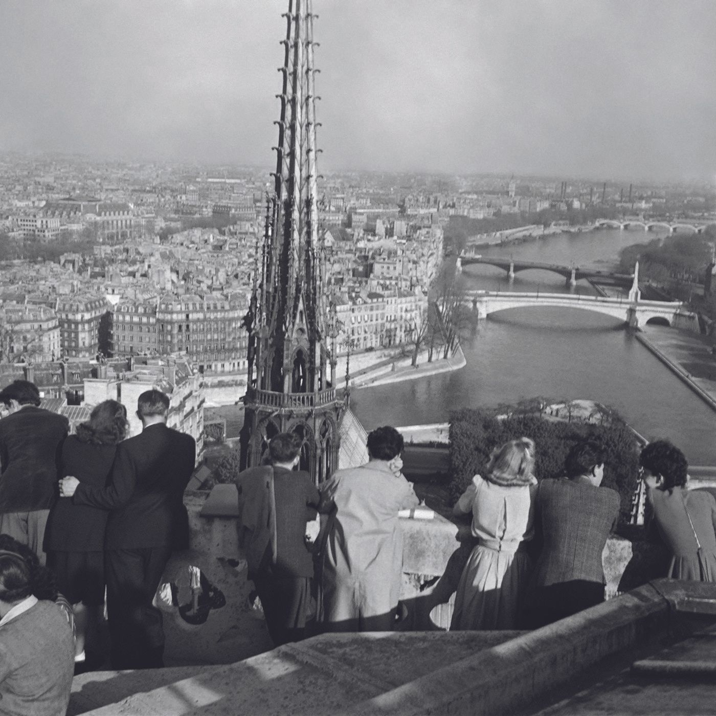 AFP AFP 

Parigini e turisti visitano la cattedrale

cattedrale nell'aprile 1947&hellip;