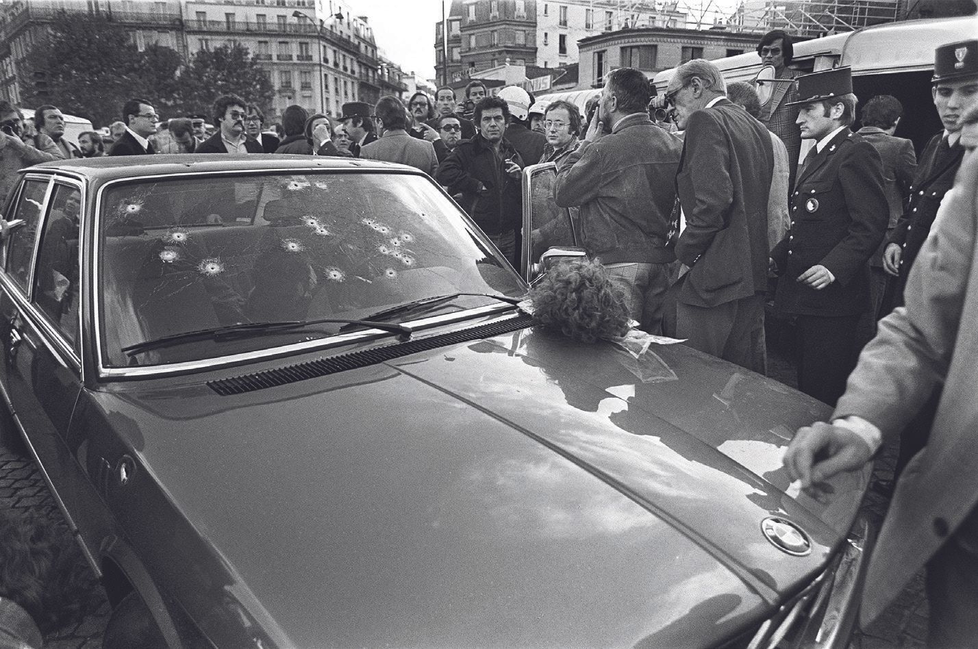 AFP AFP

绰号 "头号公敌 "的雅克-梅斯林

1979年11月2日，他在自己的宝马车上被人开枪打死。

被警察局长Robert Broussard的手&hellip;