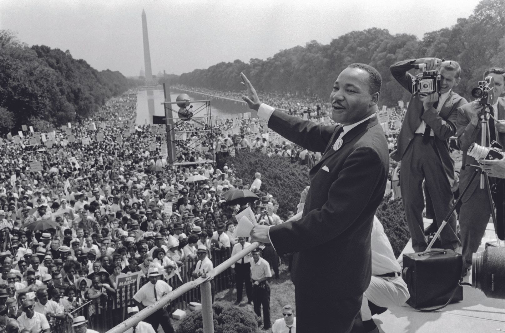 AFP AFP

1963年8月28日，民权领袖马丁-路德-金在 "向华盛顿进军 "期间在华盛顿特区的广场上向支持者致意。

照片在银色数码巴里塔纸上。

法新&hellip;