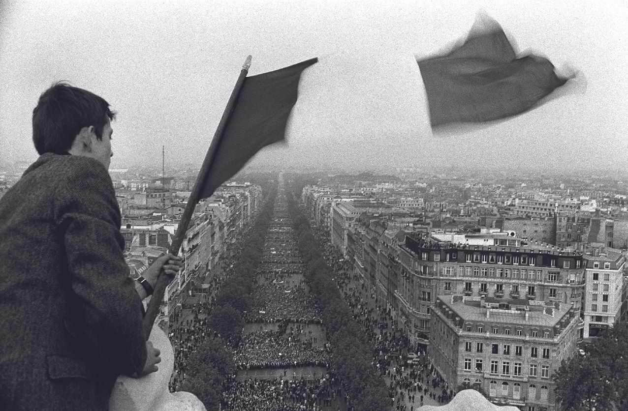 AFP AFP

1968年5月30日，在反政府学生运动和1968年5月大罢工期间，在香榭丽舍大街举行支持戴高乐总统的集会。

照片在巴里塔银纸上，根据原始黑白&hellip;