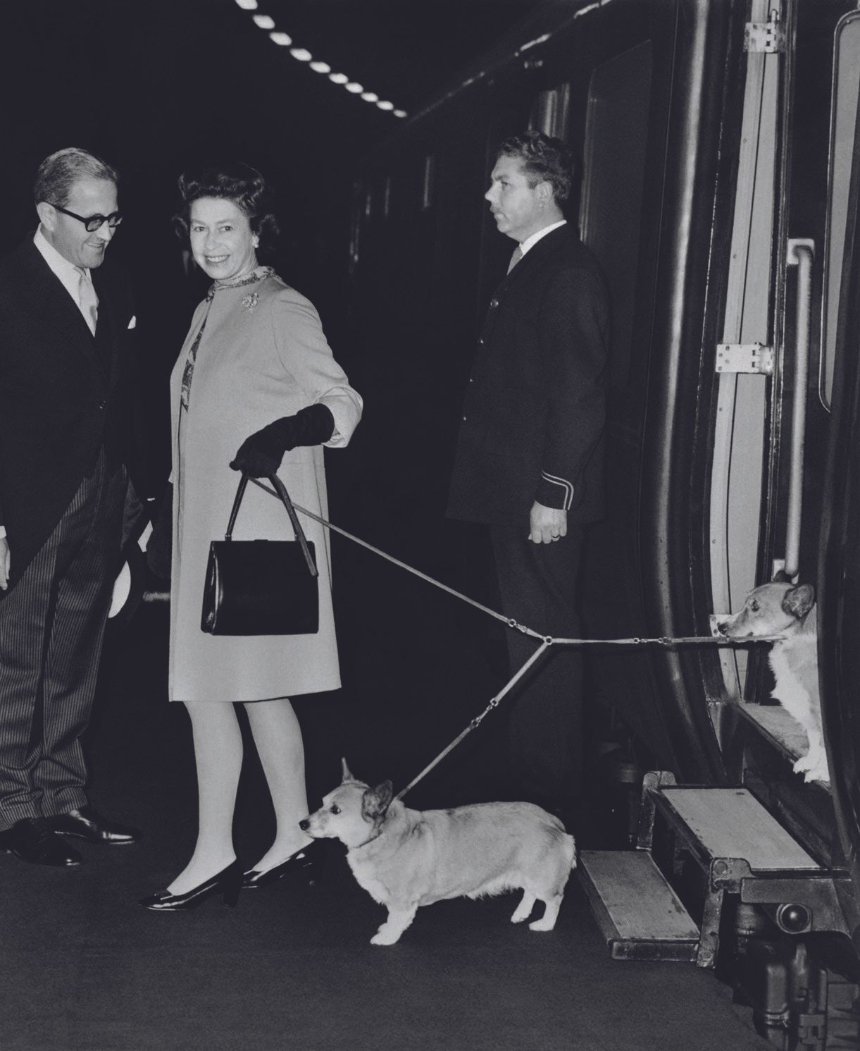 AFP AFP

英国女王伊丽莎白二世抵达伦敦的一个火车站

1970年10月20日与她的柯基犬在一起。

照片在银色数码巴里塔纸上。

法新社干邮票右下方，背&hellip;