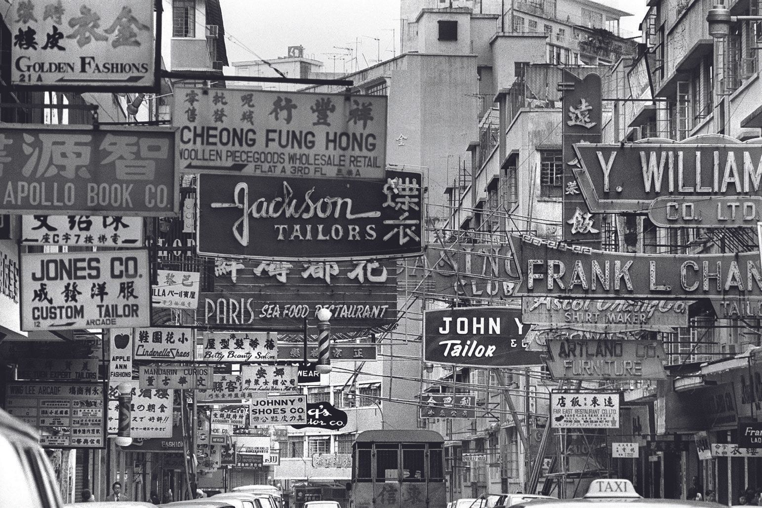AFP - Georges BENDRIHEM 法新社 - Georges BENDRIHEM

1972年2月，香港街道上的中英文路标。

照片印在银色数码巴&hellip;