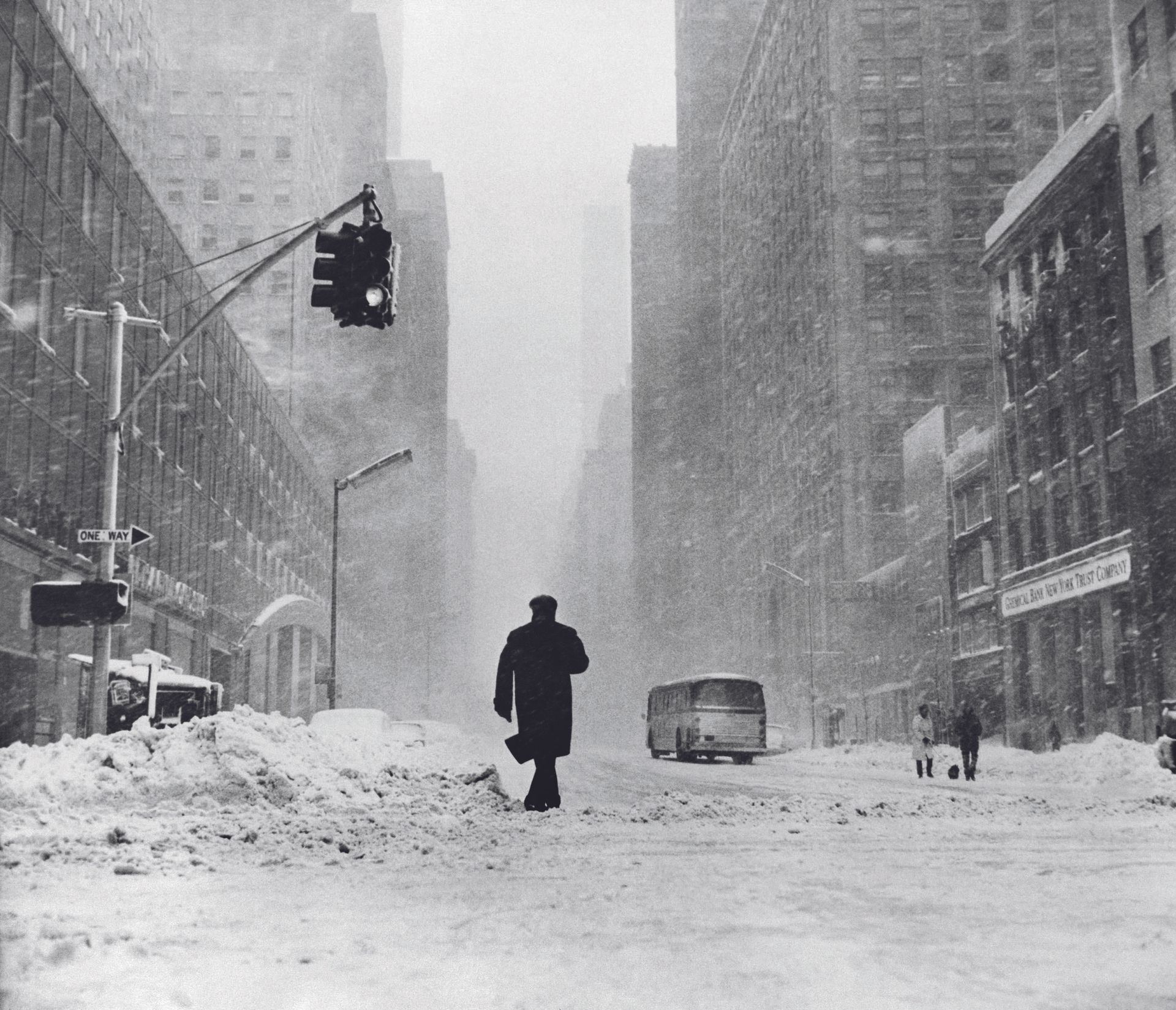 AFP AFP

Un promeneur dans les rues enneigées de New York, le 6 février 1961.

P&hellip;