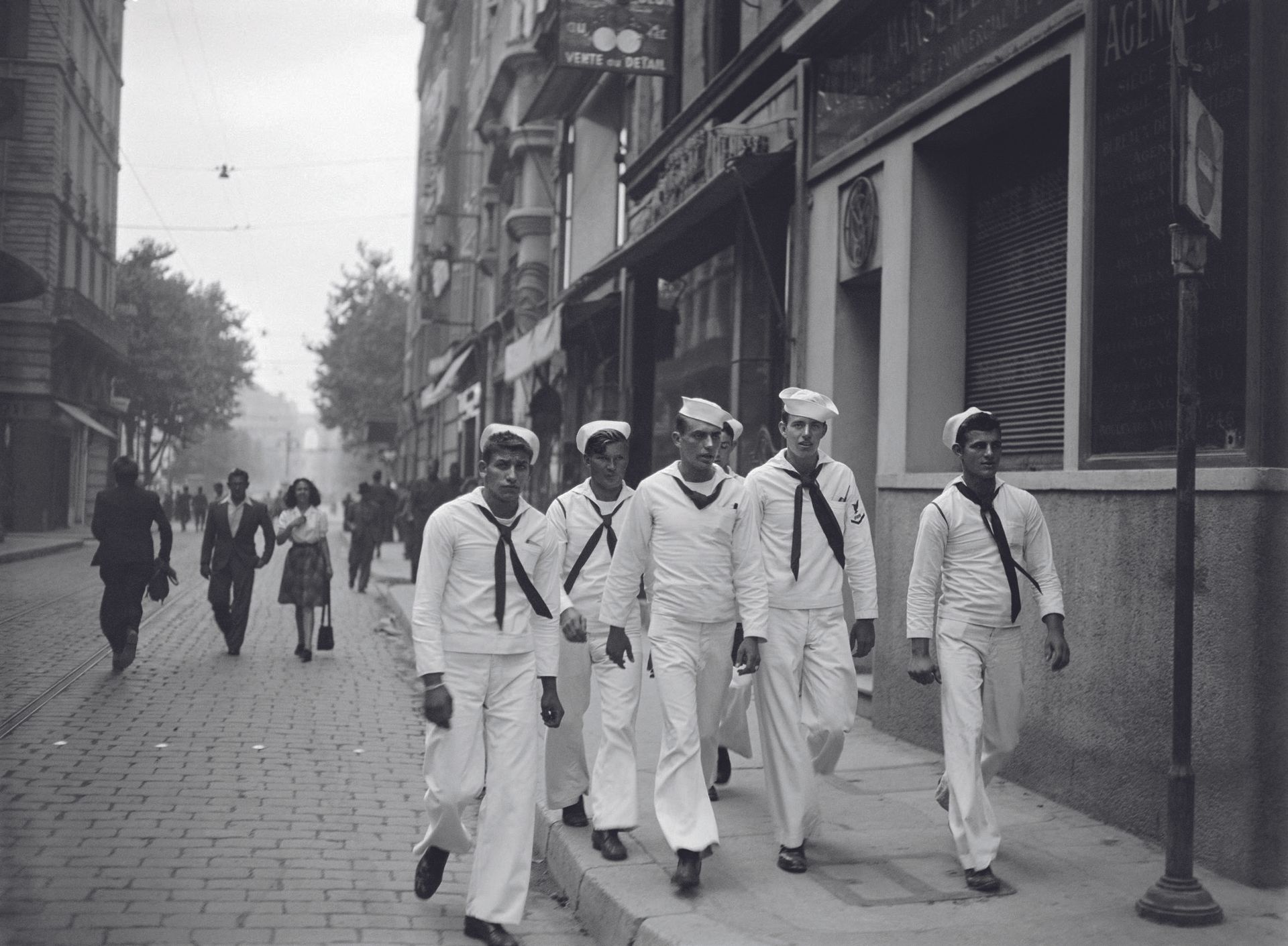 AFP AFP

1945年7月，马赛一条街道上的水手。

照片印在银色数码巴里塔纸上，法新社干印右下方，背面有法新社特别版印章1/1。

图片：31 × 46&hellip;