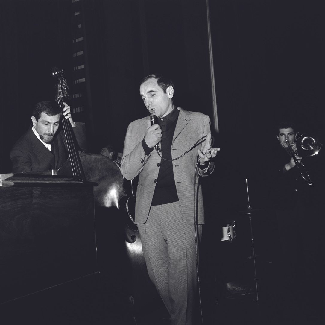 AFP AFP

1月17日，查尔斯-阿兹纳夫在巴黎奥林匹亚音乐厅举行音乐会

1963.

照片在银色数码巴里塔纸上。

干式邮票AFP右下方，背面有AFP特&hellip;