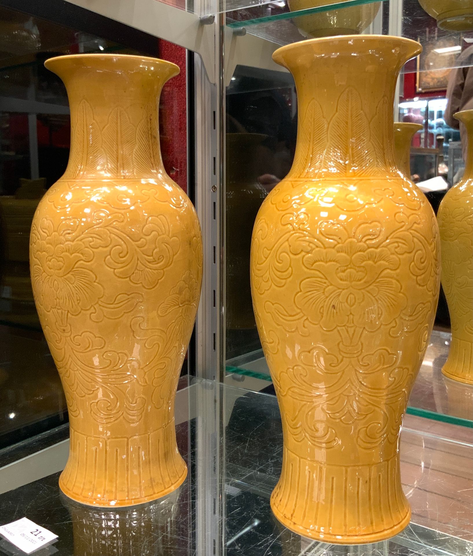 Null 
Paire de vases balustres en porcelaine émaillée jaune, à décor incisé sous&hellip;
