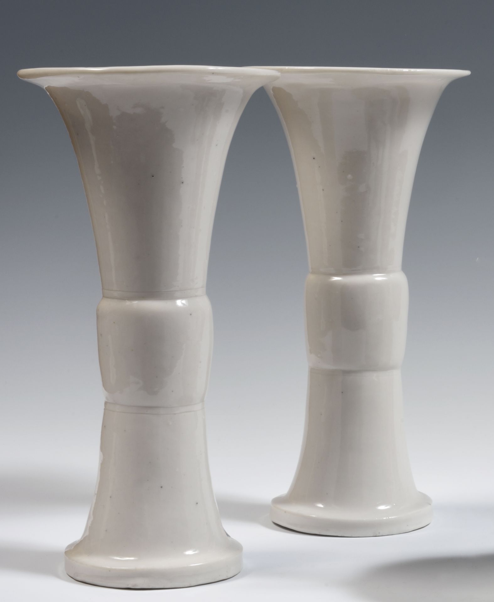 Null 
中国

一对中国白瓷花瓶。

18世纪。 

H.29厘米和29.4厘米。