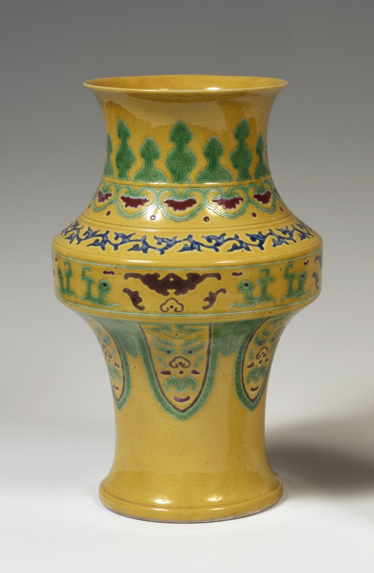 Null 
中国

黄、蓝、绿、棕四种颜色珐琅彩圆顶花瓶，上面刻有蝙蝠、叶子、如意和造型狮子的装饰。

19世纪。 

H.32,5厘米。