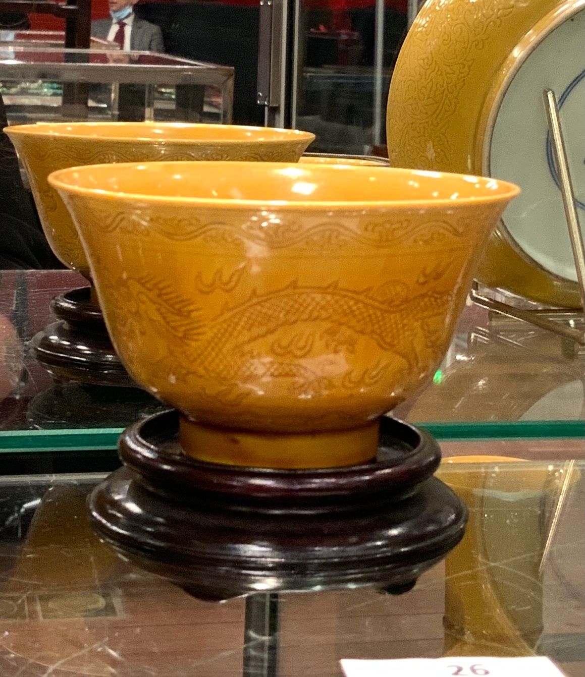 Null 
黄釉瓷碗，刻有云中龙追逐神珠和寿字的装饰。底座上有光绪年款。

中国，光绪标记和时期。

直径10厘米。