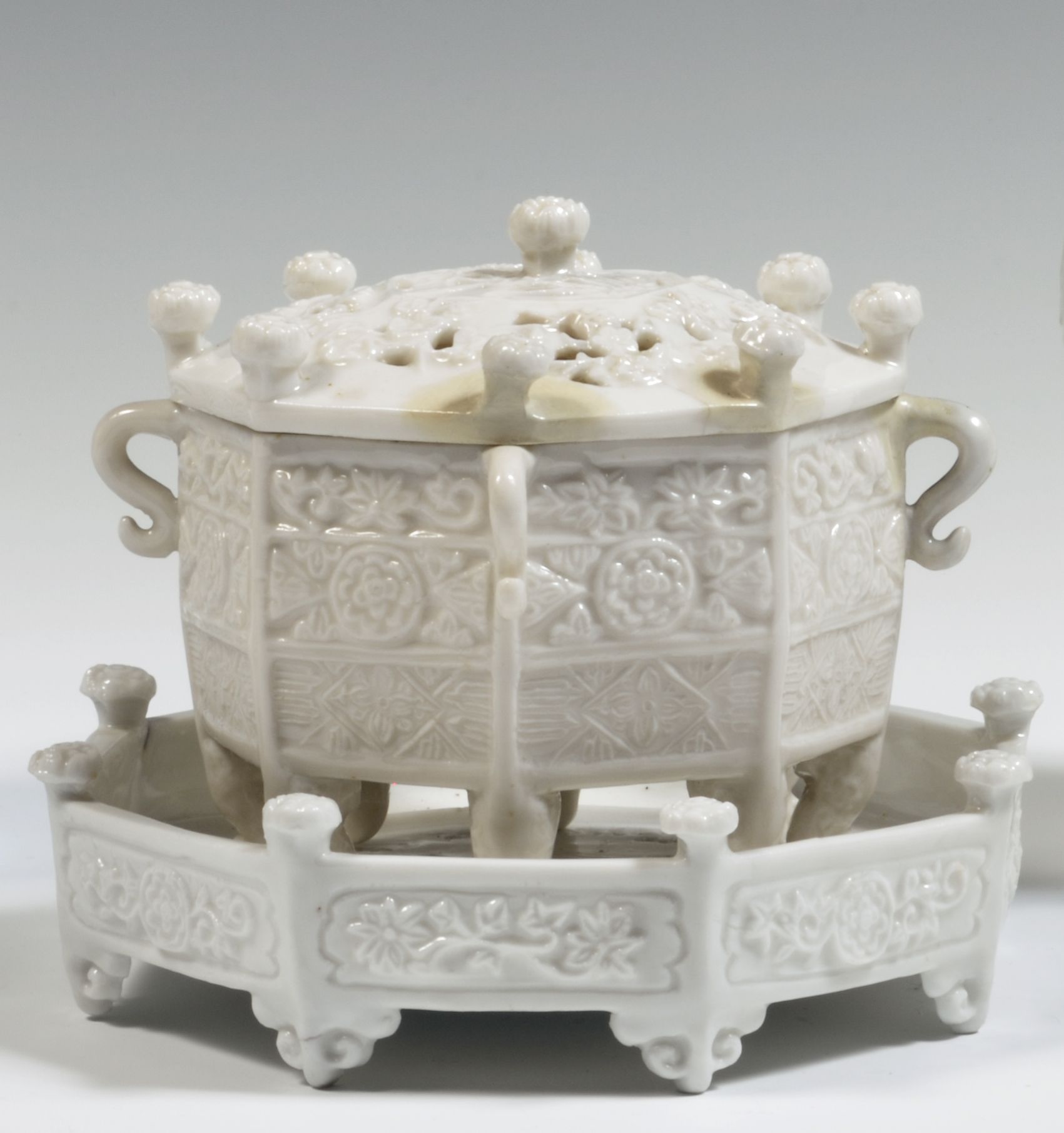 Null 
China

Covered incense burner and its tray in white porcelain of the "Marc&hellip;