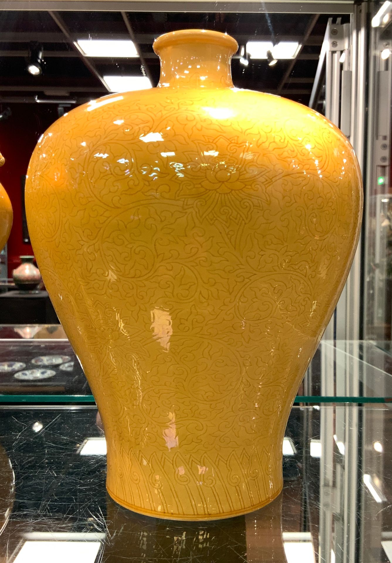 Null 
黄釉瓷梅花瓶，刻有叶子的装饰。底部有乾隆时期的伪款。 

中国，共和国时期。

H.28厘米。