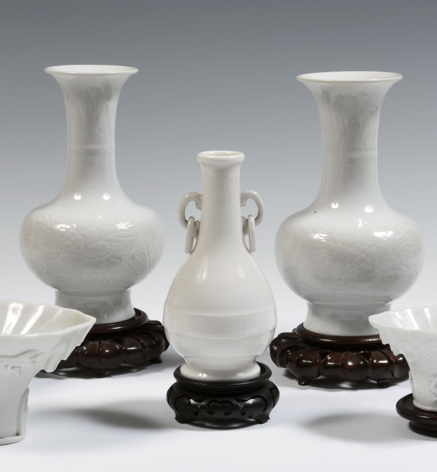 Null 
中国

一件中国白瓷梨形花瓶，颈部有两个环形把手，瓶身的带子上有刻有希腊图案的门楣装饰。

18世纪。 

H.15.4厘米。