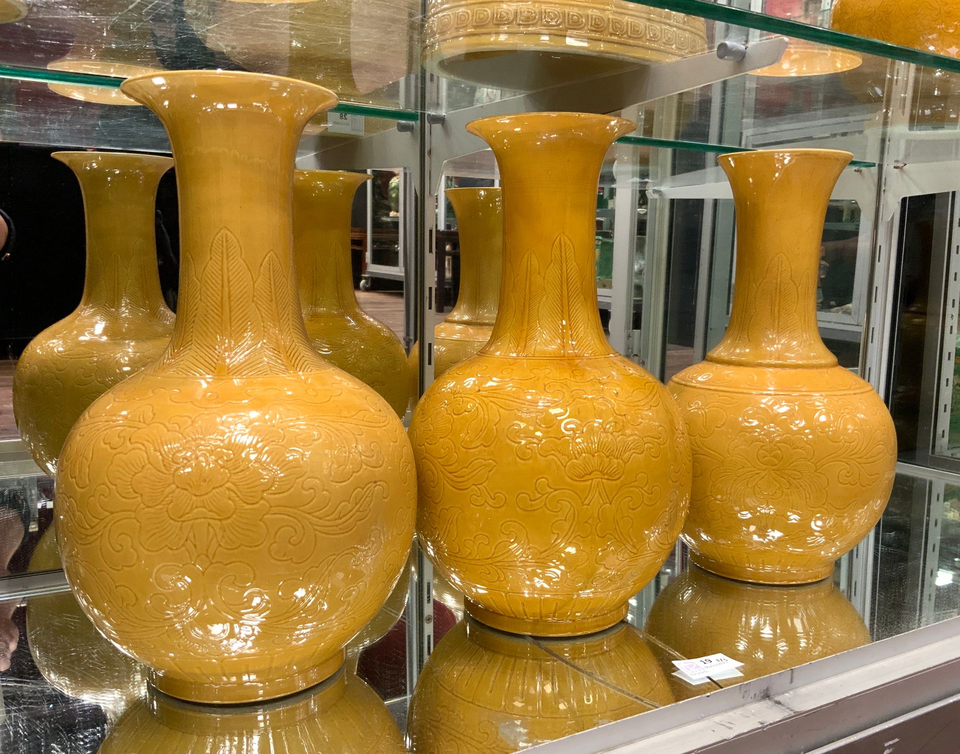 Null 
Ensemble de trois vases bouteilles balustres en porcelaine émaillée jaune,&hellip;