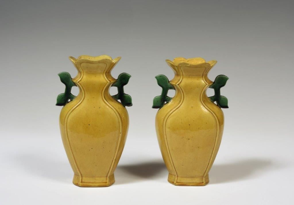 Null 
Chine

Paire de vases en biscuit émaillé jaune, les anses à fond vert.

XI&hellip;