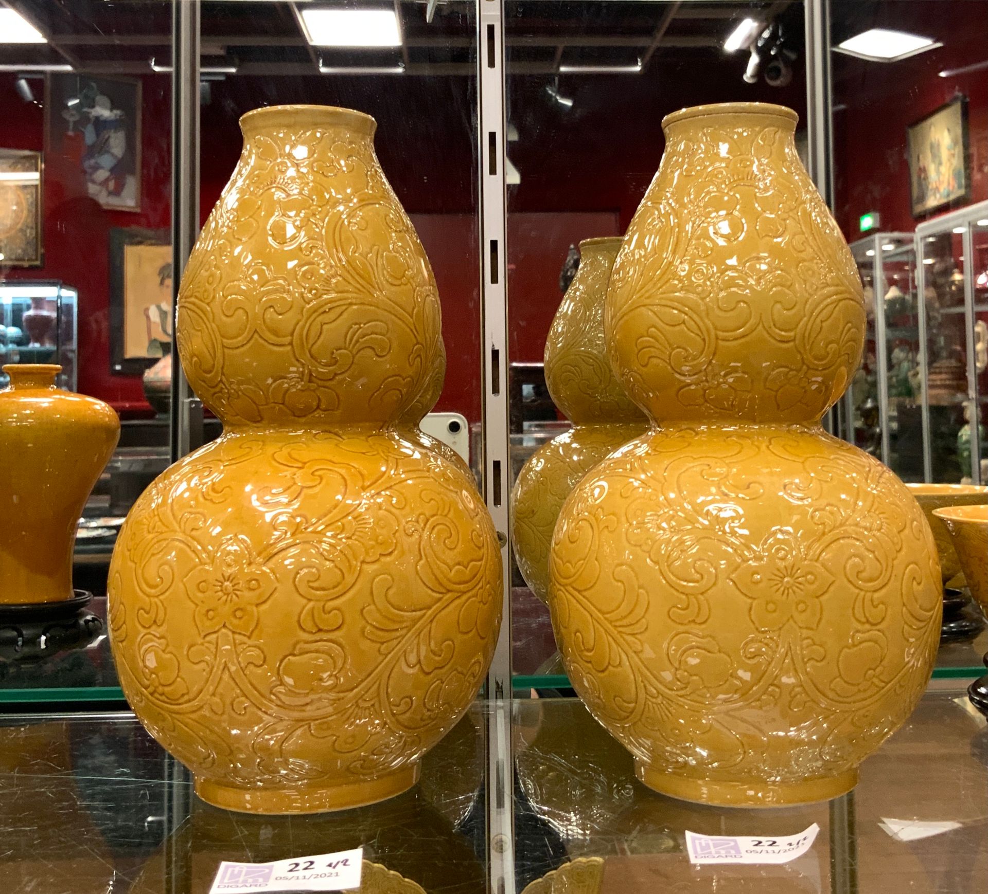 Null 
Ein Paar gelb emaillierte Porzellan-Koloquin-Vasen mit eingeschnittenem Un&hellip;