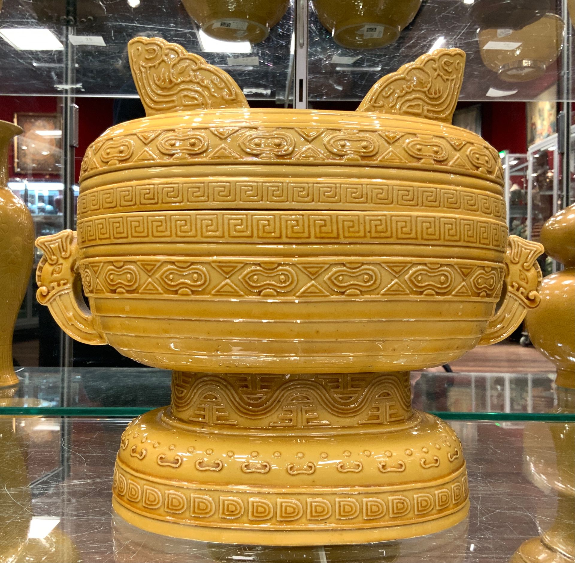 Null 
Cuenco de porcelana amarilla esmaltada con tapa en forma de Xu, decorado e&hellip;