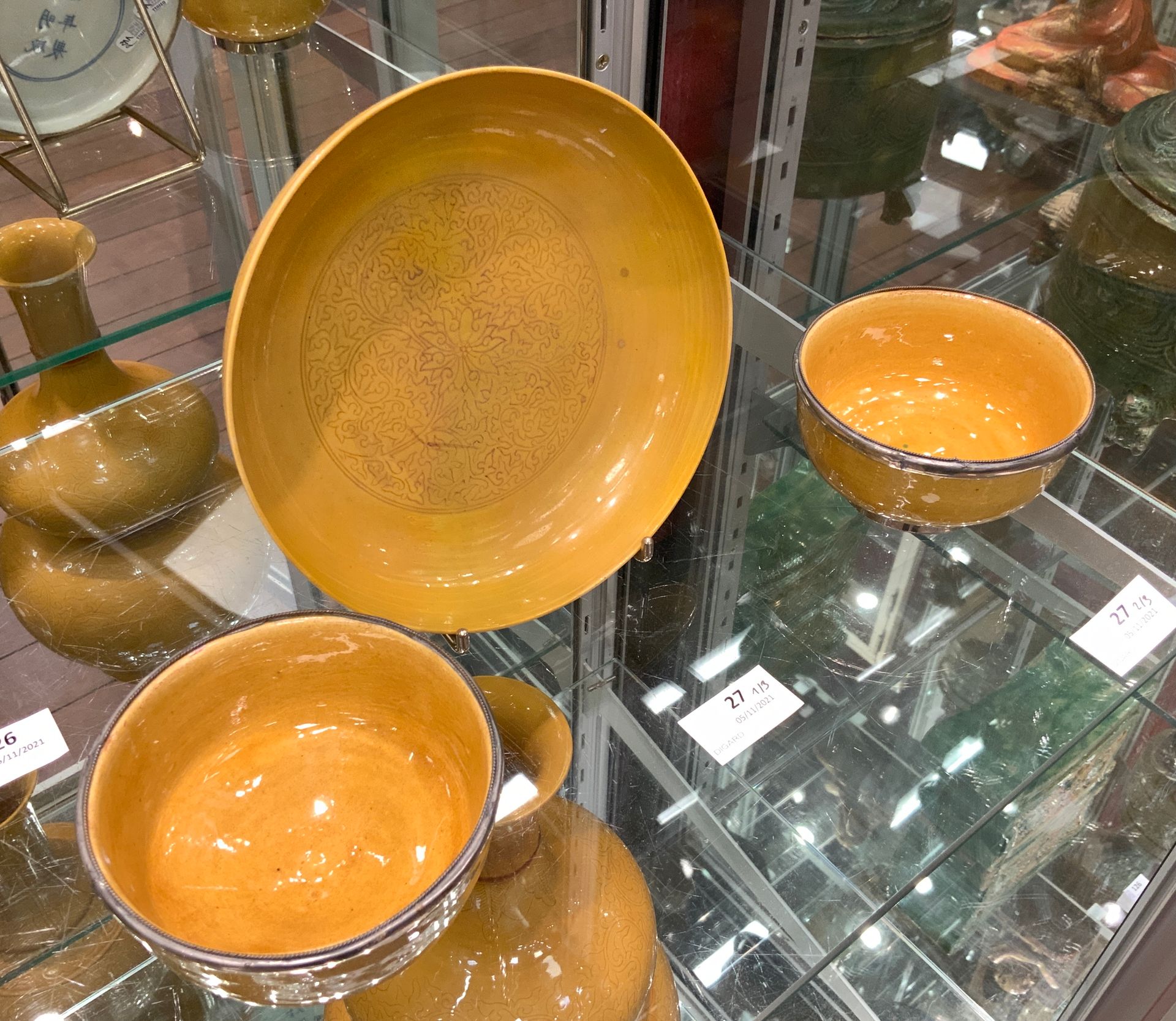 Null 
一件包括黄釉瓷碗，釉下刻有莲花和叶子的装饰，有成化的天书款；以及一对黄釉小碗。 

中国，清朝时期。

直径18和10.5厘米。

(恢复到大碗中)