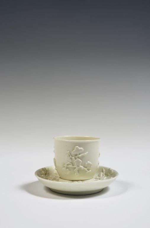 Null 
圣克卢

白釉瓷杯和碟子，上面的浮雕装饰是盛开的梅花枝。

18世纪，约1730-1740年。

H.7 cm, D. 12,5 cm.

碟子画廊&hellip;