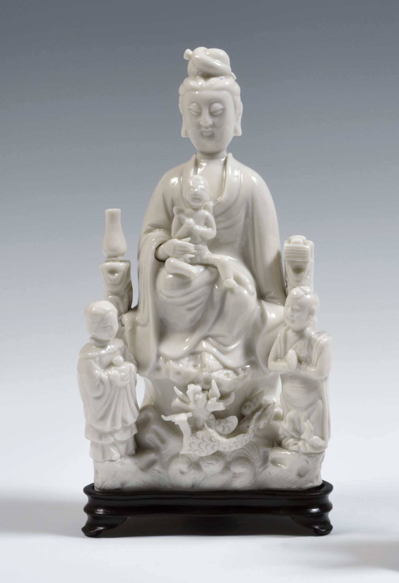 Null 
中国

观音坐于岩石上，膝上抱着一个孩子，在花瓶和鸟之间，脚下是一条龙，两边是两个圣徒。中国白瓷中的三个孩子在岩石上。

康熙时期（1662-172&hellip;