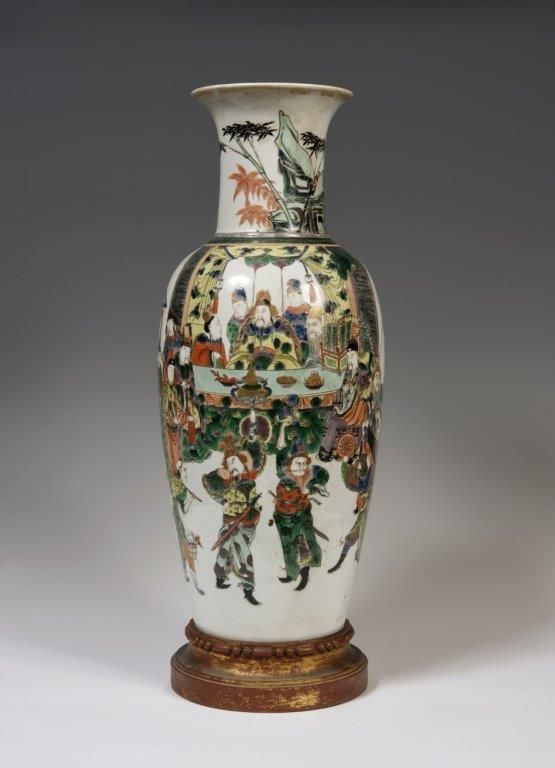 Null 
中国

一个大型的瓷质柱形花瓶，有绿色家族珐琅彩的多色装饰，描绘了一个宴会的场景，一个贵族坐着，周围有许多仆人、舞者和大象。

背面有伪造的康熙款。&hellip;
