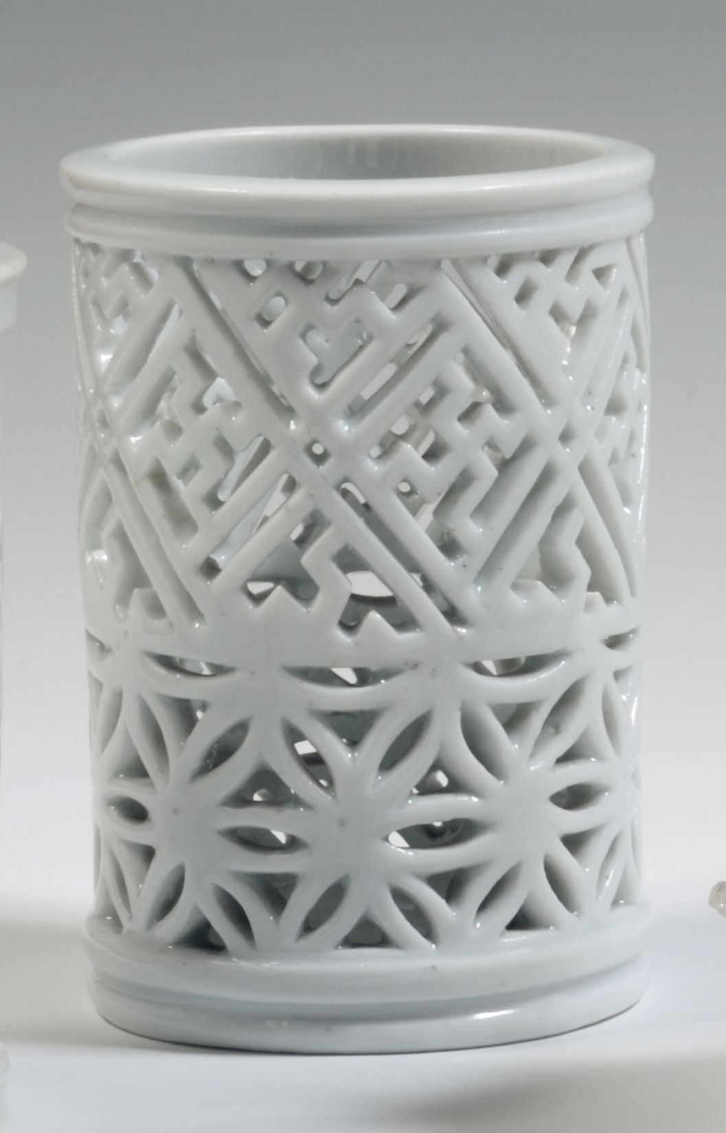 Null 
China

Portacepillos cilíndrico de porcelana blanca china con diseños geom&hellip;