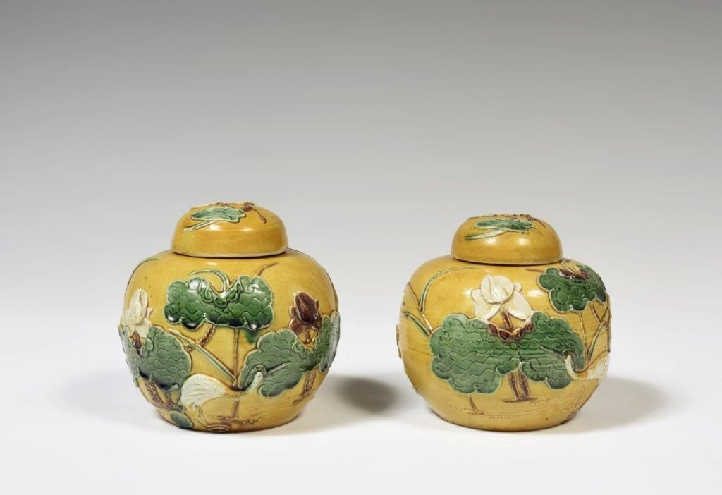 Null 
中国

一对黄、绿、棕三色珐琅质的姜壶，浮雕为睡莲和芦苇中的仙鹤。

19世纪。 

H.13厘米。