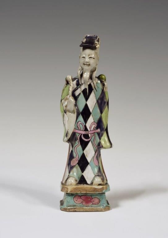 Null 
中国

瓷器上有粉彩装饰的政要雕像，站立，肩上扛着权杖。

19世纪。 

H.24厘米。

修复了一个芯片。