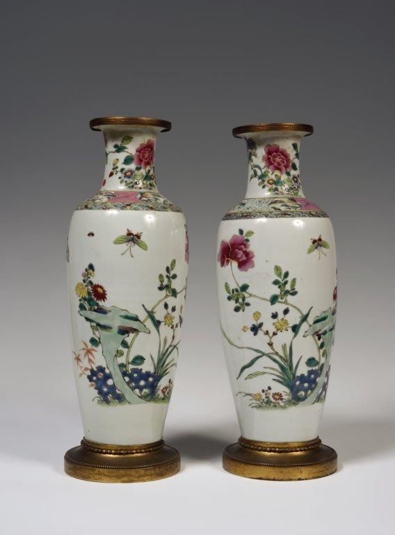 Null 
Chine

Paire de vase de forme balustre en porcelaine à décor polychrome de&hellip;