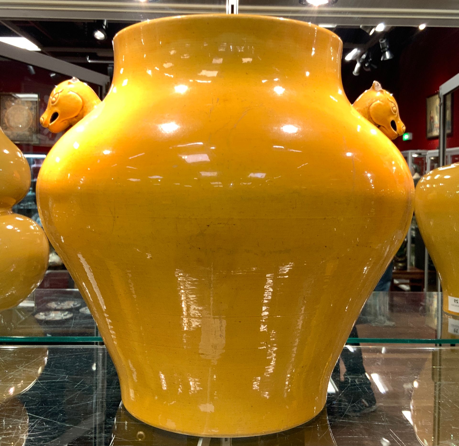 Null 
黄釉瓷罐，饰有两个鹿头形成的把手。 

中国，晚清时期。

H.33厘米。

(手柄上有划痕和碎片)