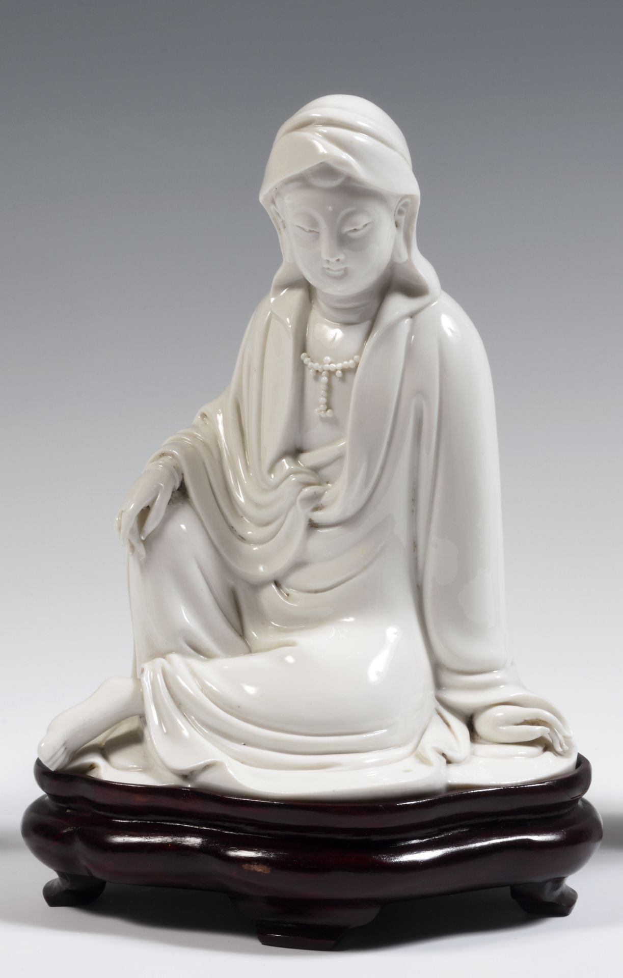 Null 
中国

一尊中国白瓷观音坐像。

18世纪。 

H.22厘米。