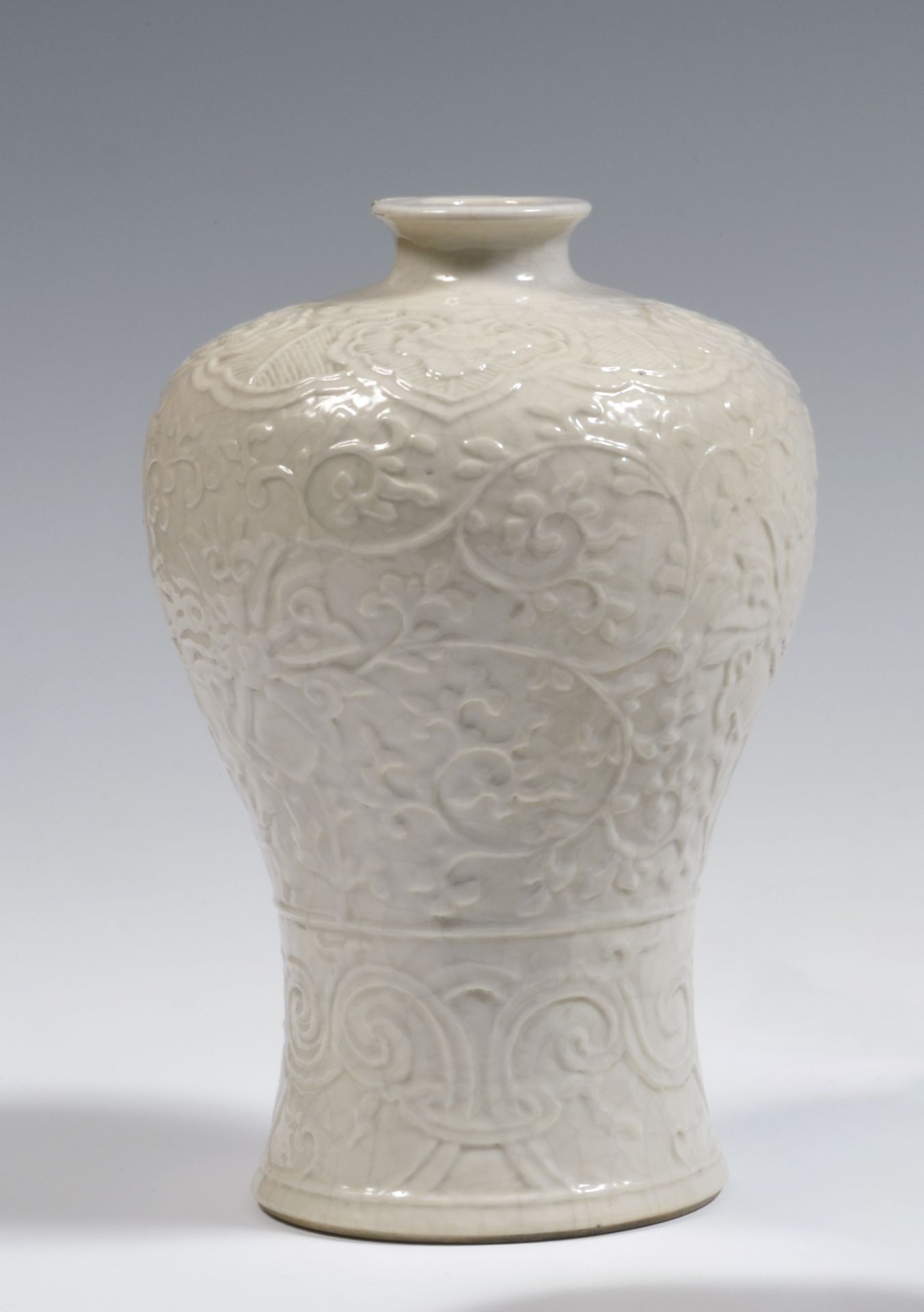 Null 
中国

两只白瓷梅花瓶，浮雕莲花和叶子的装饰。

19世纪。

H.17,5厘米。

粘在脖子上的一个缺口。