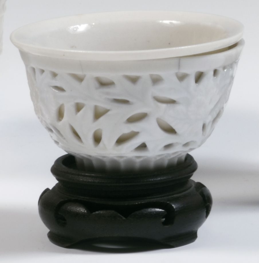 Null 
中国

一对中国白色的双壁瓷碗，外壁饰有叶子和牡丹。

18世纪。 

H.4,5厘米。