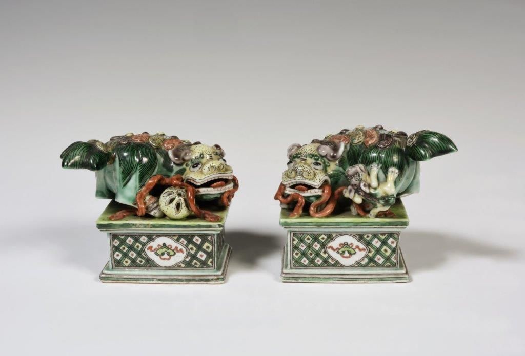 Null 
Chine

Paire de chiens de Fô en porcelaine, à décor polychrome des émaux d&hellip;