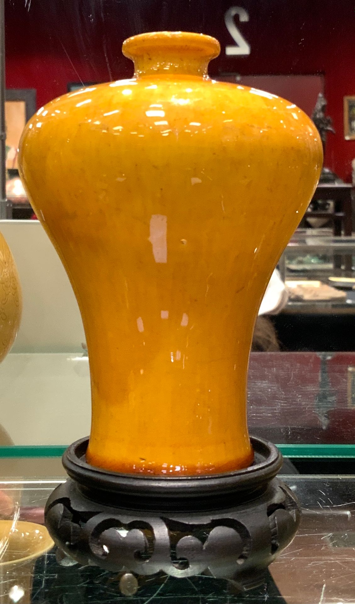 Null 
一个小的黄釉瓷梅瓶。

中国，19世纪下半叶。

H.14厘米。