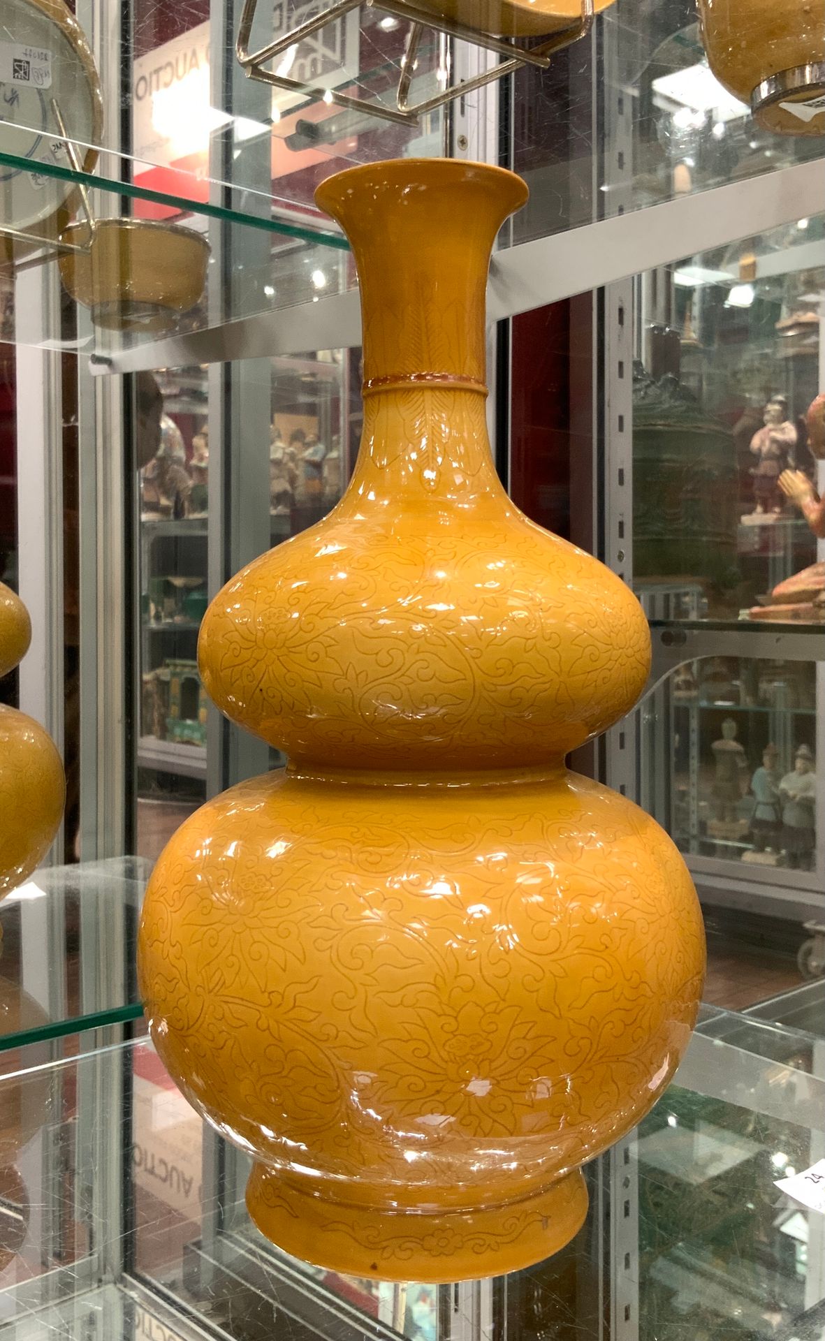 Null 
Vase coloquinte en porcelaine émaillée jaune, à décor incisé de fleurs de &hellip;