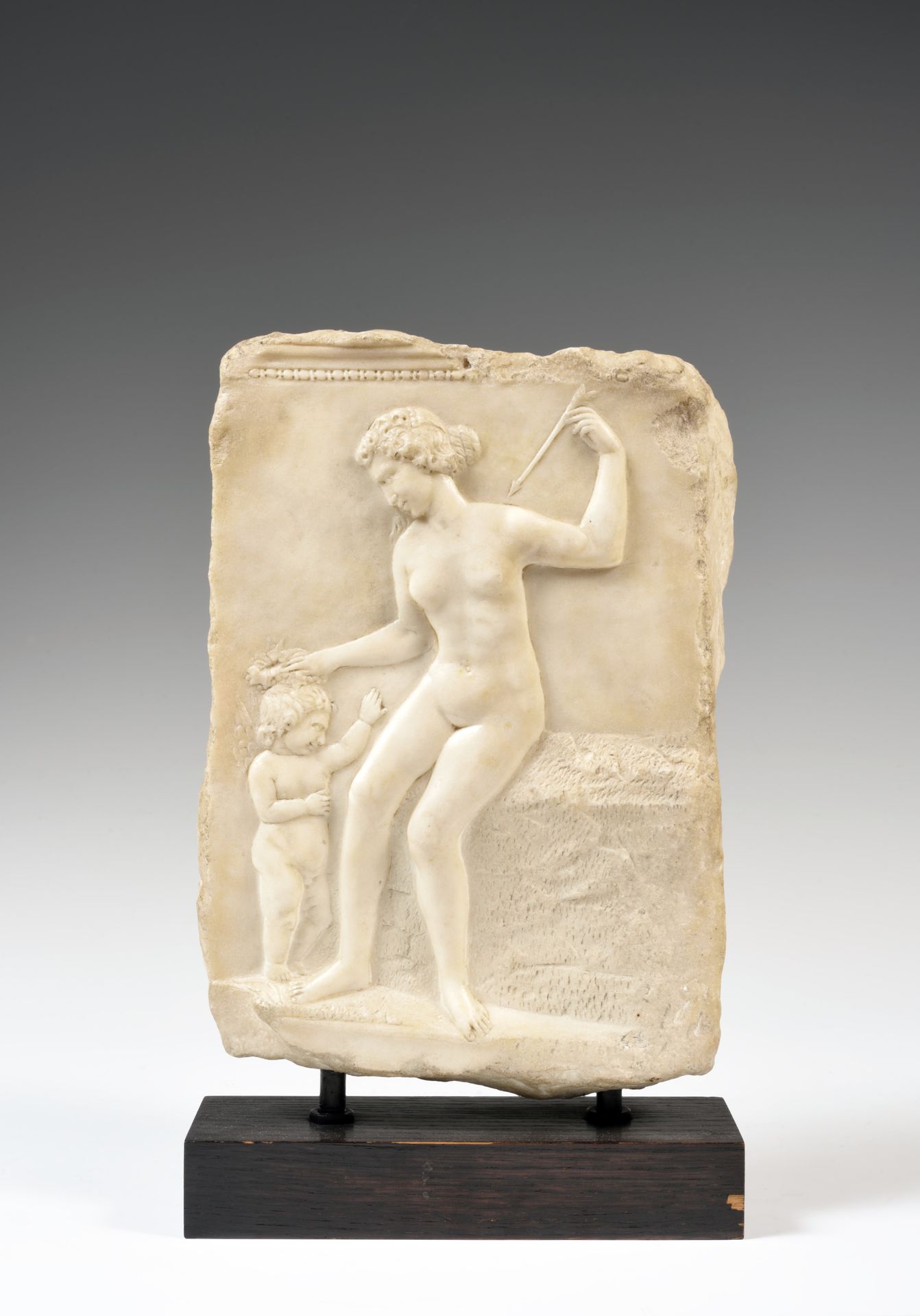 Null 大理石浮雕，木质底座上的阿特米斯和一个孩子

20 x 28 x 5厘米