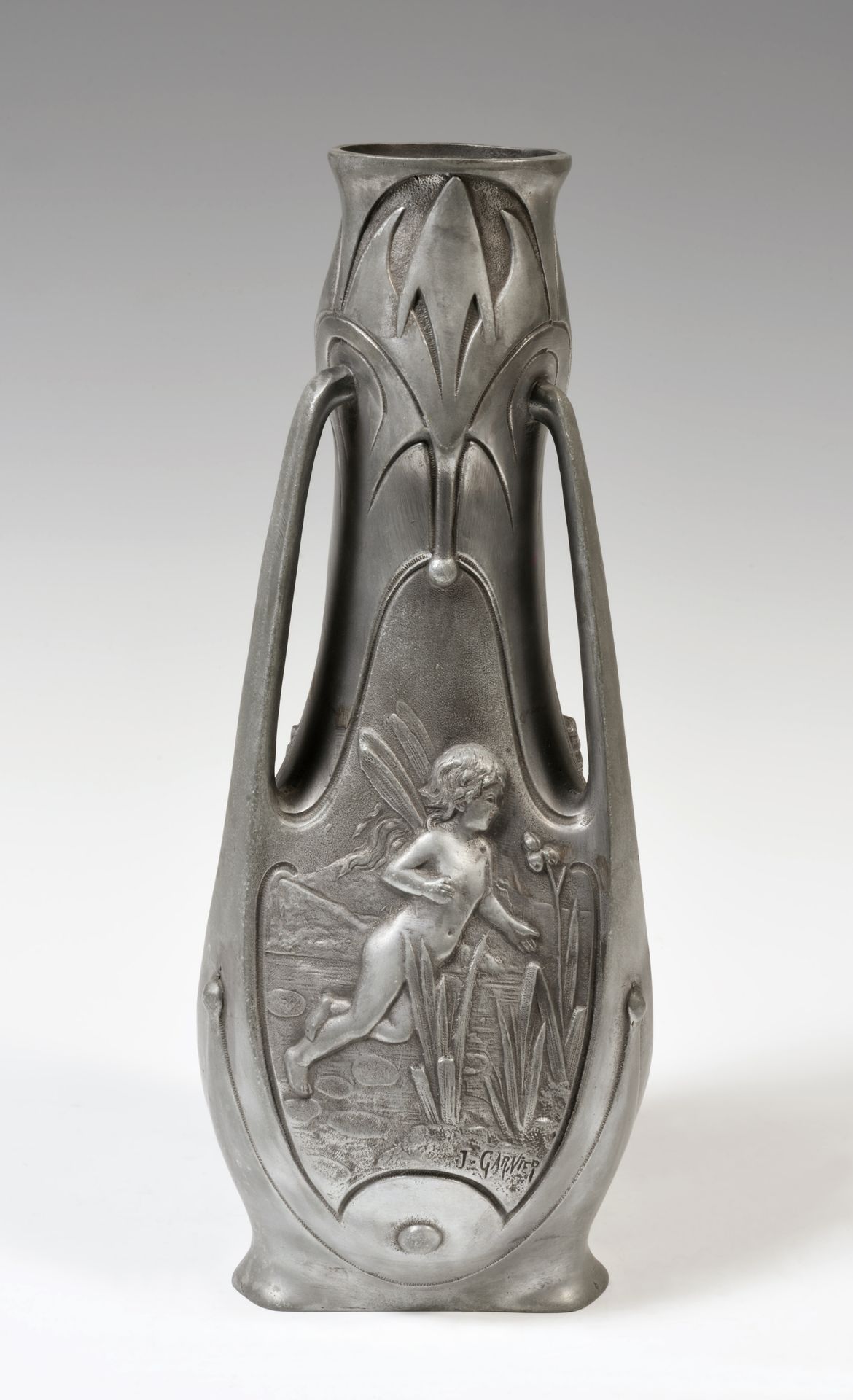 Jean GARNIER (1853-1910) Jean GARNIER (1853-1910)
Vase en étain à trois anses, à&hellip;