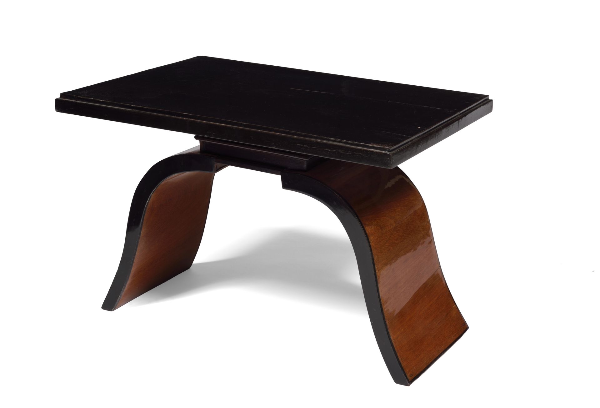 Null Petite table basse
en bois de placage le pietement large de
forme mouvement&hellip;