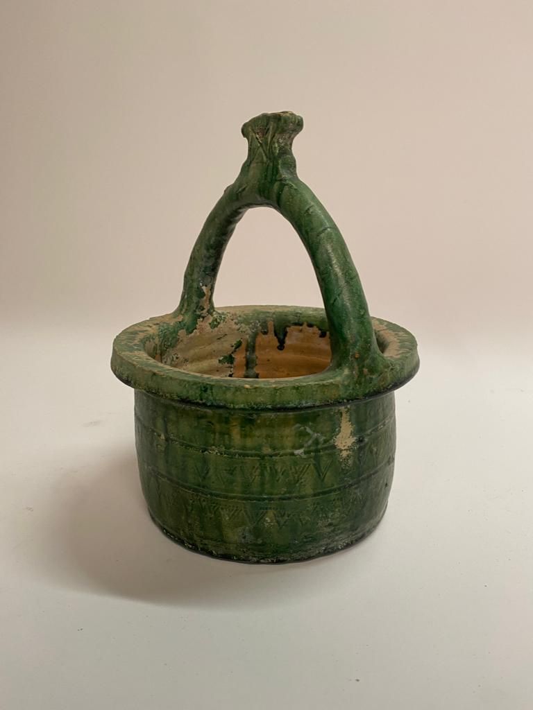 Null Chine
Petit puits avec jarre en céramique émaillé vert. 
H : 24 cm.