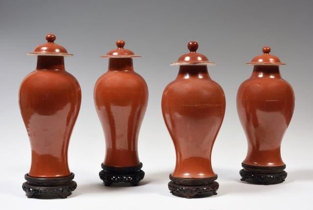 Null Chine
Quatre vases balustres couverts en porcelaine à fond corail
XIXe sièc&hellip;