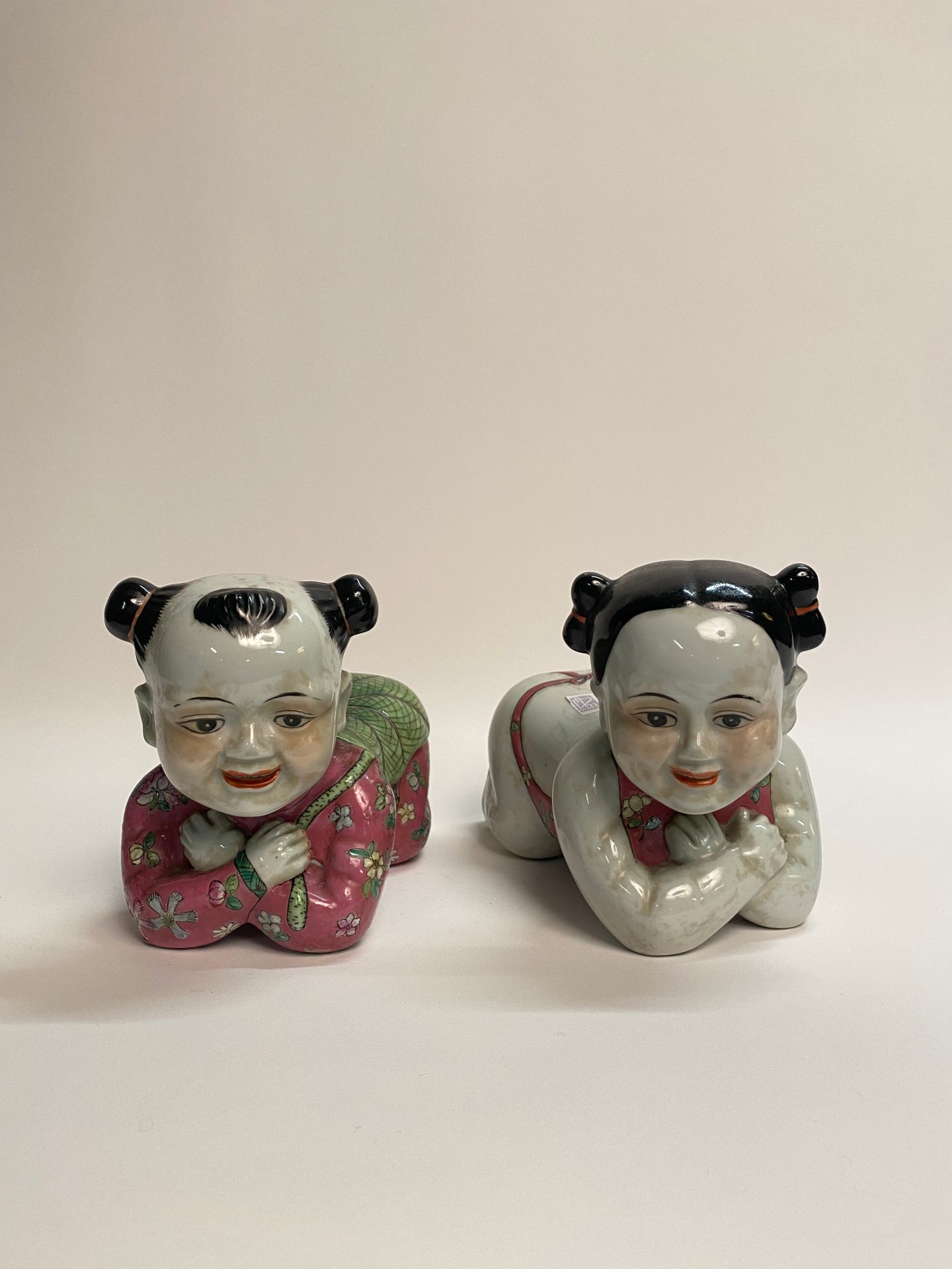 Null Chine
Deux oreillers en porcelaine en forme d’enfant couché à décor polychr&hellip;