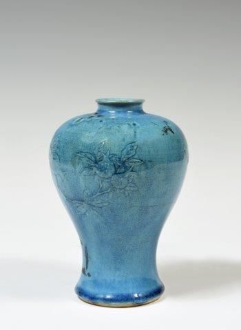 Null Chine
Vase de forme meiping en biscuit émaillé turquoise à décor en relief &hellip;