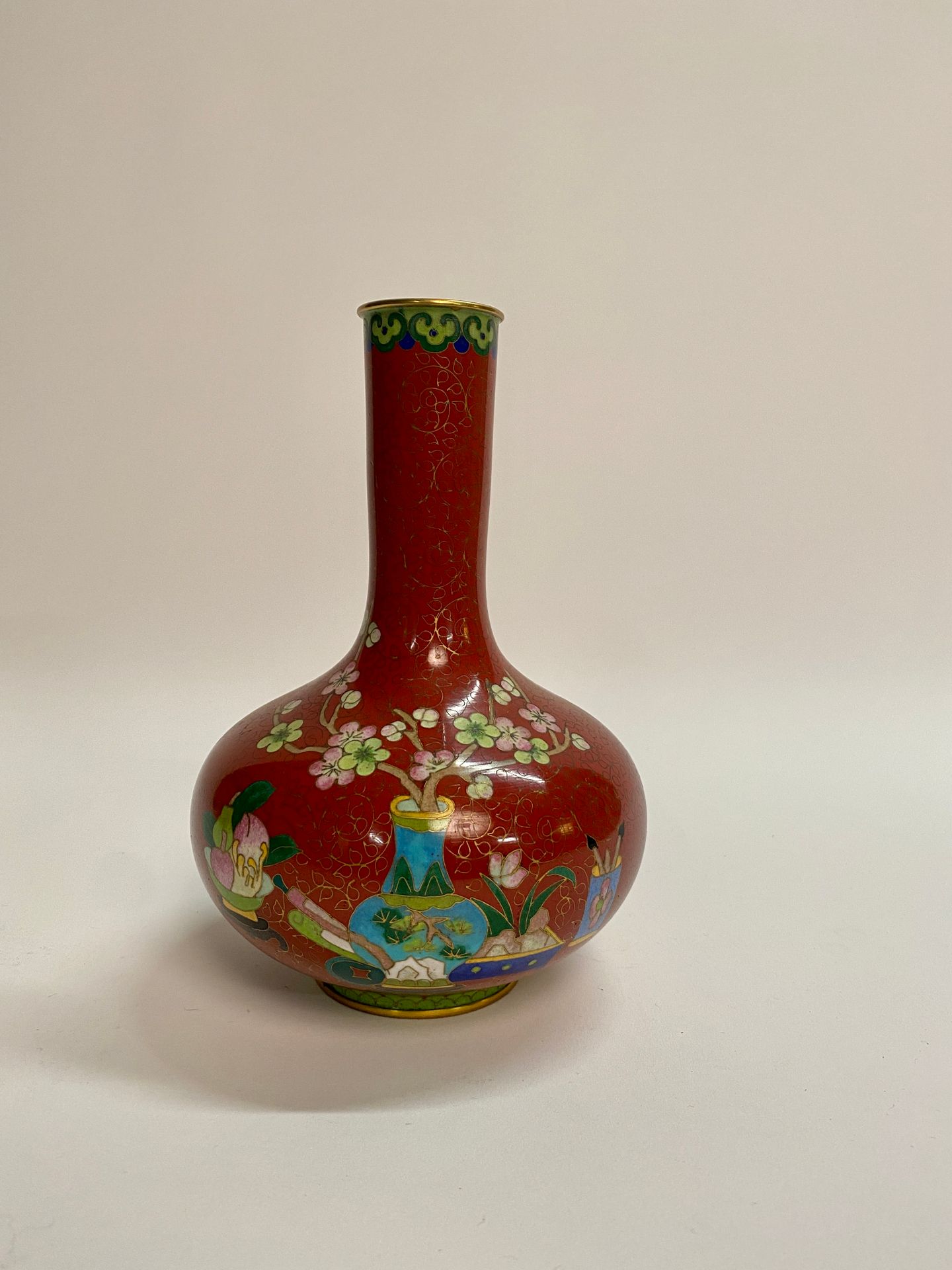 Null Vase en cloisonné à décor de branche de cerisier sur fond rouge
H : 33,5 cm