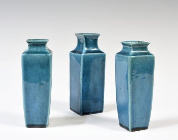 Null Chine
Trois vases à section carrée en biscuit émaillé turquoise
Période Kan&hellip;