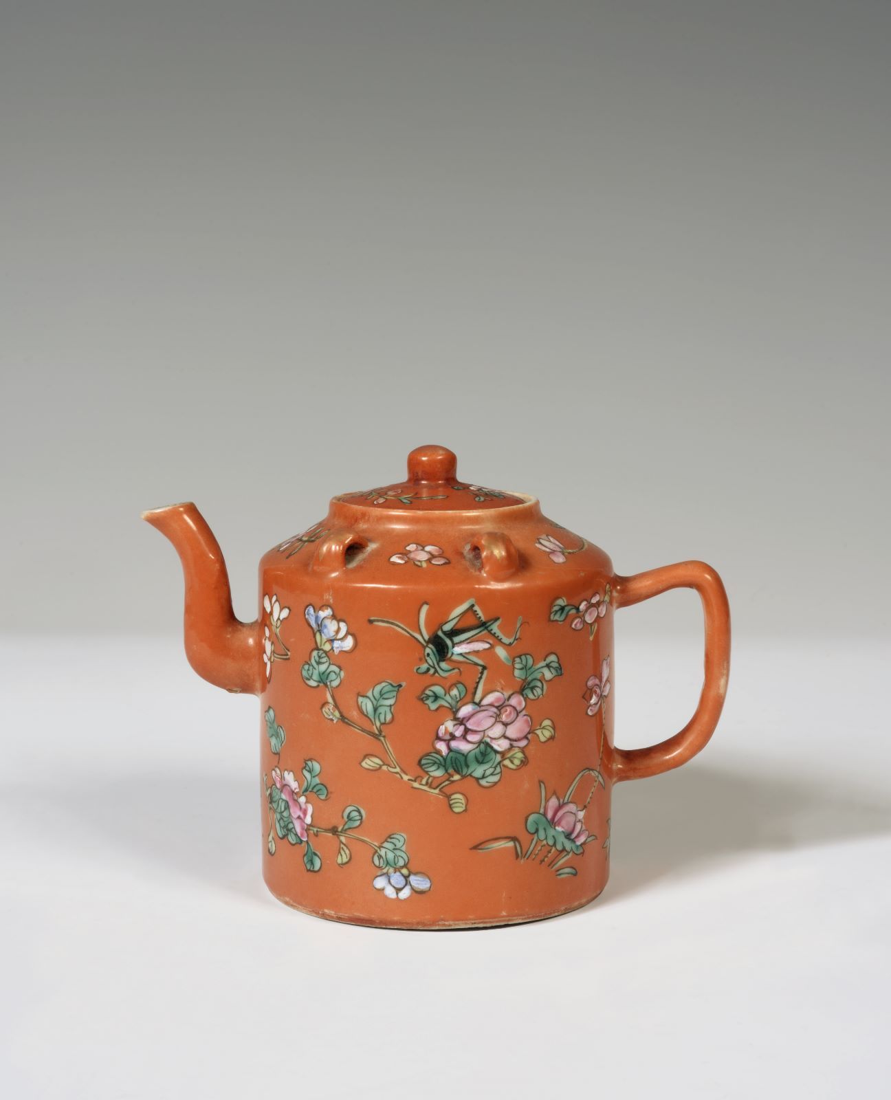 Null Théière en porcelaine émaillée orange à motif de fleurs et d’insectes.
H : &hellip;